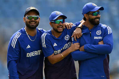 Kuldeep Yadav in action with Pant and Jadeja
